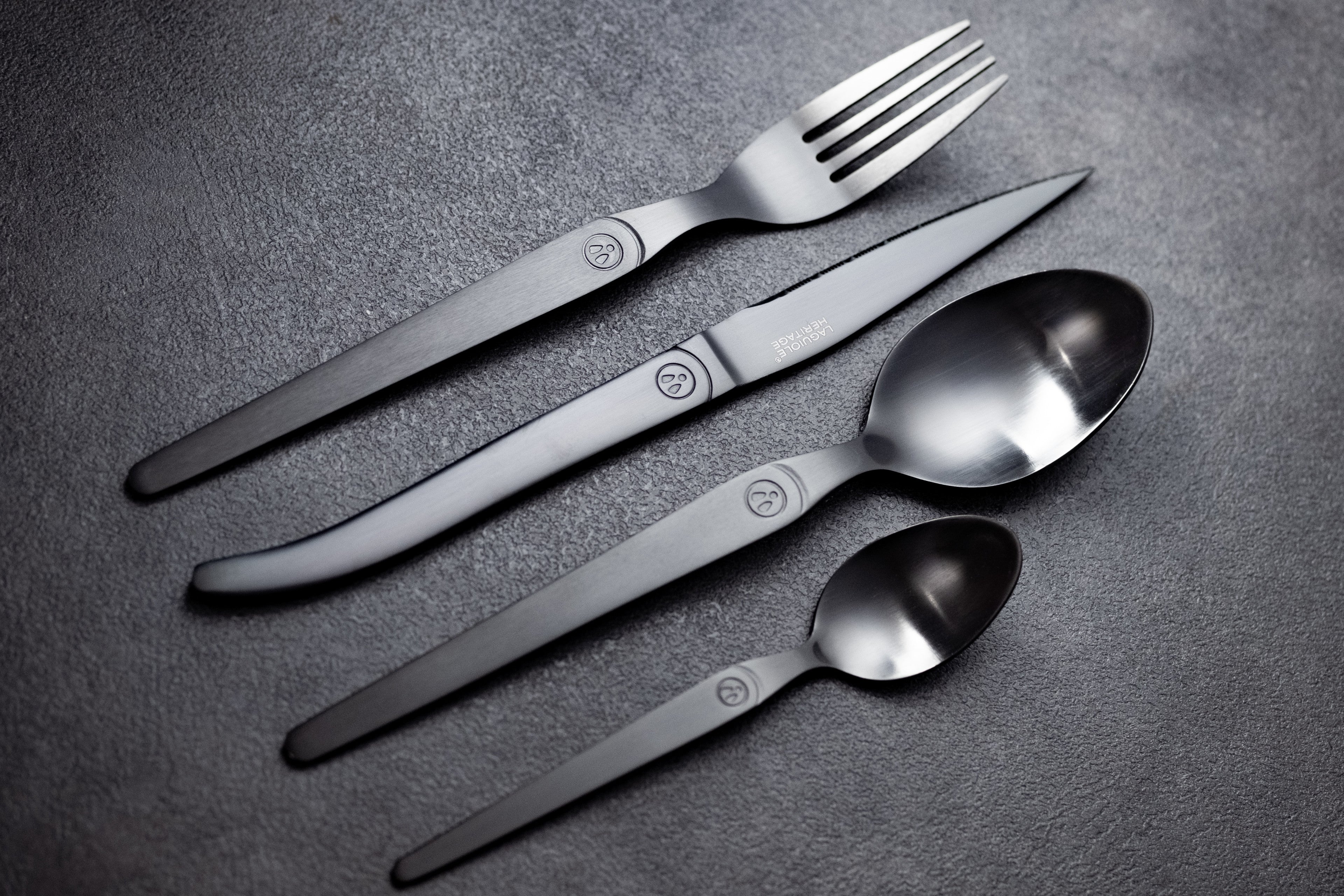 Laguiole Intuition menagere noir couverts crop